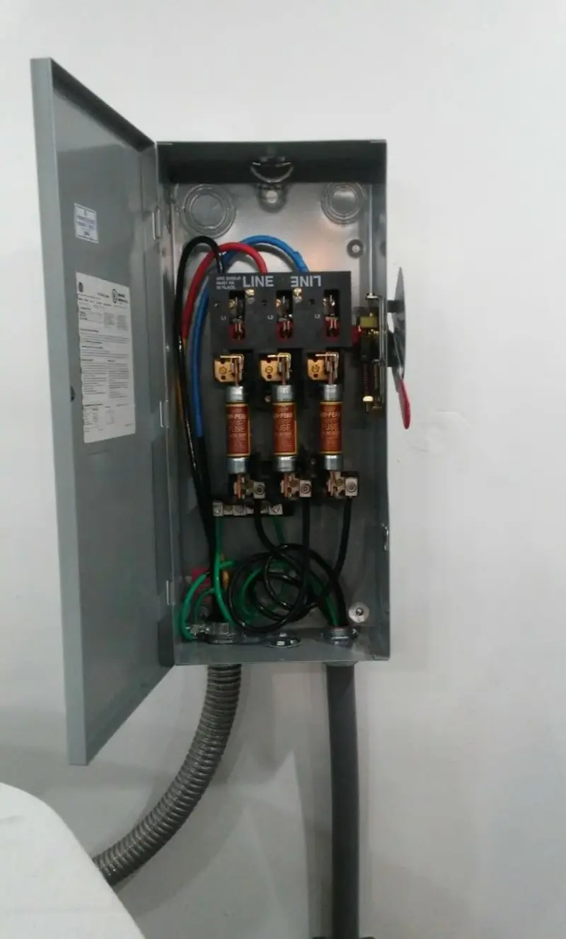 Three-phase disconnect switch installed for Smoke Detector Installation in Hartwell